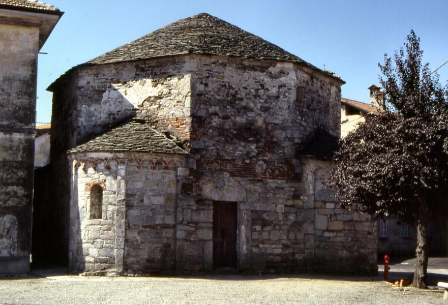 Il Castelazzo e il battistero / CUREGGIO