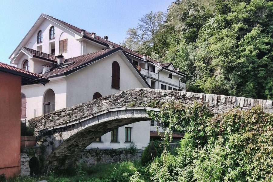 Ponte sul Pellino e Chiesa di Sant’Albino / PELLA