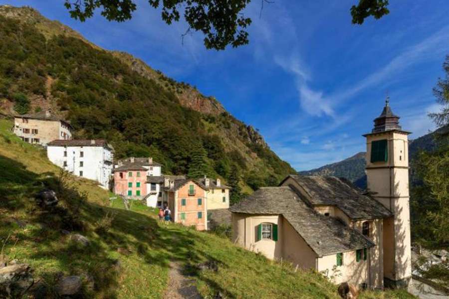 La valle e il torrente / VALSTRONA